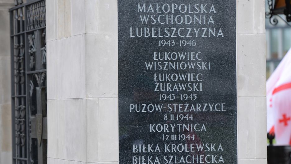 Tablicę wymieniono w nocy