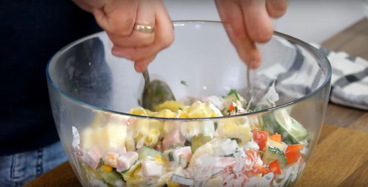 Przygotowanie sałatki z tortellini - Pyszności; Foto kadr z materiału na kanale YouTube Karol Gotuje