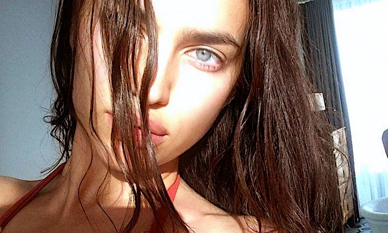 Irina Shayk zalotnie pozuje do selfie, a w lustrze odbija się więcej niż chciałaby pokazać! Drugi plan lepszy od pierwszego!