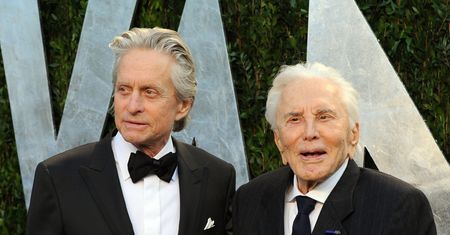 Michael Douglas składa ojcu życzenia. Kirk Douglas obchodzi 103. urodziny!