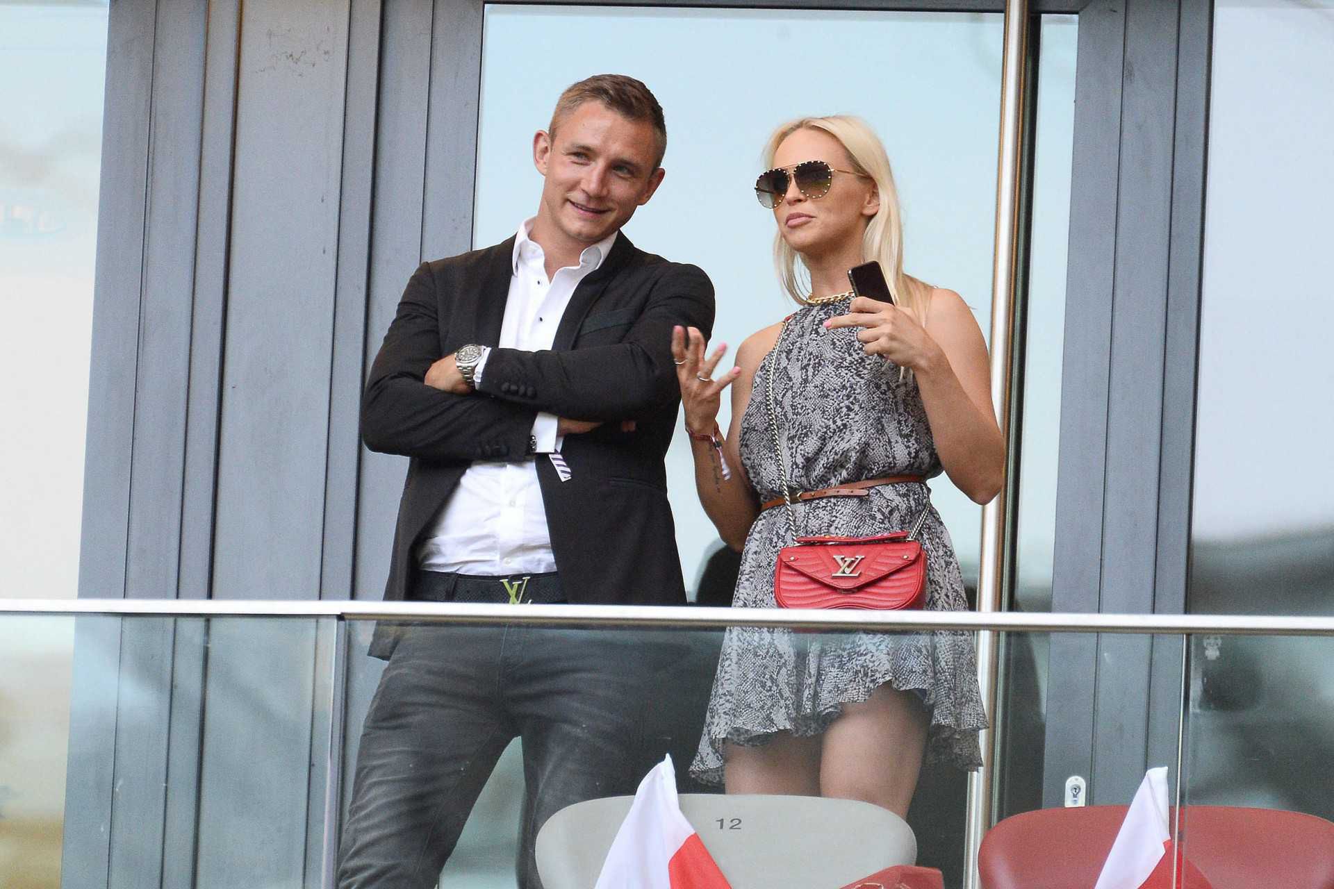 Jakub Rzeźniczak i Candy Girl na meczu Polska – Izrael