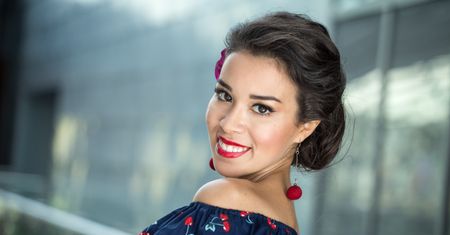 Macademian Girl pozuje jak modelka w kostiumie kąpielowym. Co za ciało!