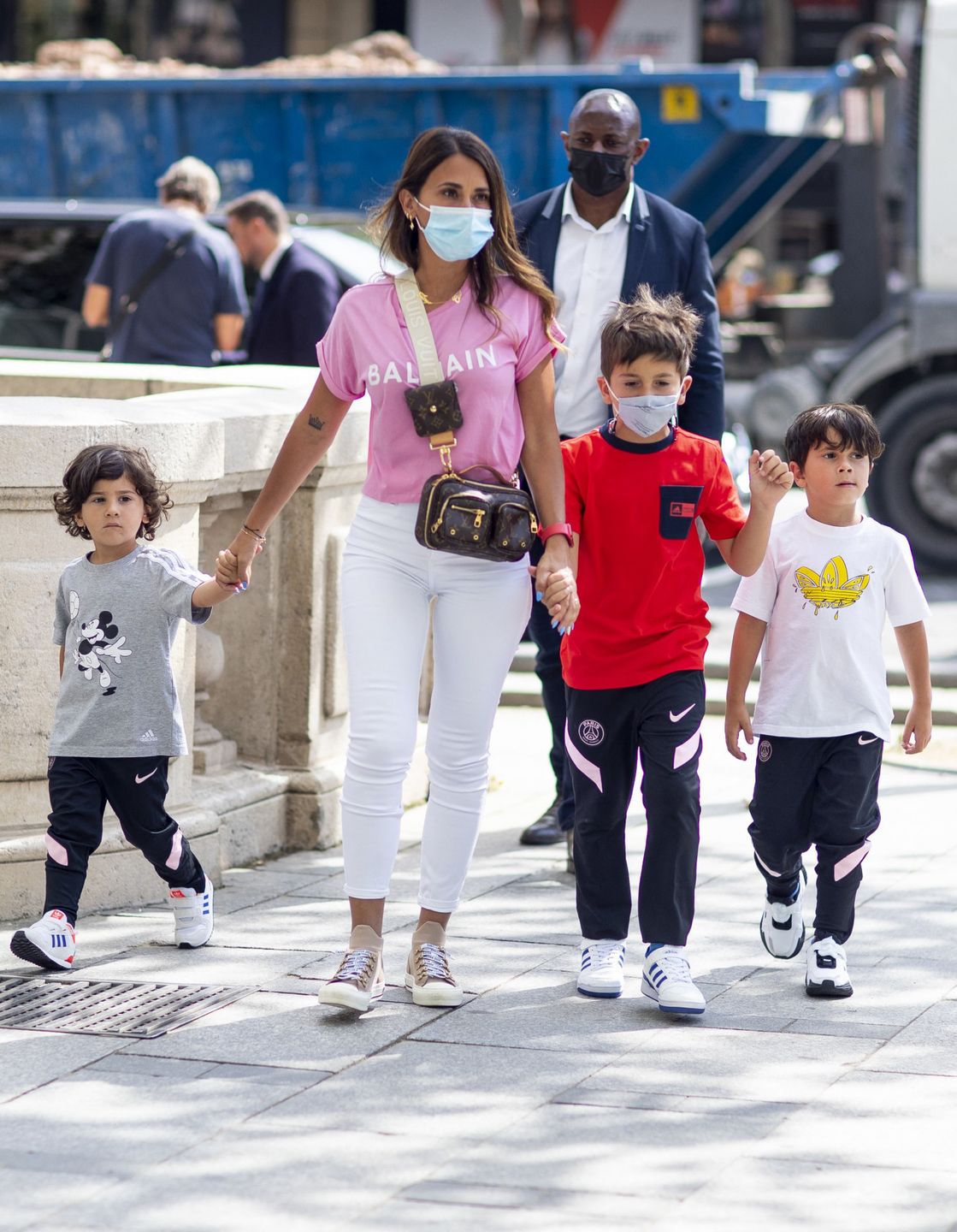 Antonella Roccuzzo - żona Leo Messiego z synami na zakupach