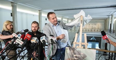 Afera reprywatyzacyjna. Liroy-Marzec ujawnia, kim jest tajemniczy kurator z Karaibów