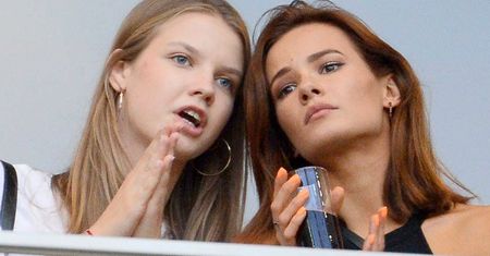 Natalia Szroeder pozuje wśród kiełbas i bekonu. Iga Lis zrobiła jej apetyczną fotkę na wspólnym grillu. "Chyba dobre palonko było"