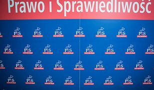 "Dobrowolne" darowizny w PiS. Za stanowiska od partii