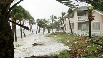 Zniszczenia po przejściu huraganu Dennis w rejonie Navarre na Florydzie