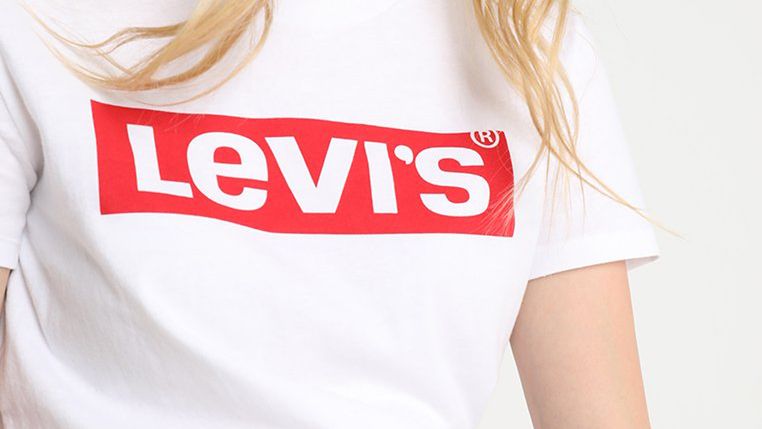 Koszulki z rzucającym się w oczy logo można kupić m.in. na Zalando. 