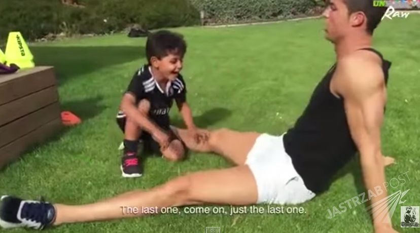 Cristiano Ronaldo trenuje z synem, fot. screen z YouTube