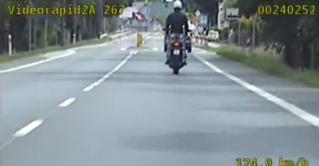 Motocyklista jechał na stojąco i bez trzymania kierownicy. W kilka minut stracił prawo jazdy