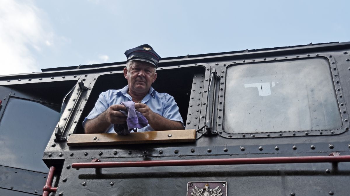Co trzeci maszynista jest po pięćdziesiątce. Zdjęcie ze skansenu taboru kolejowego w Chabówce