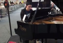 Rzucił plecak i zaczął grać. Zaczarował Lotnisko Chopina