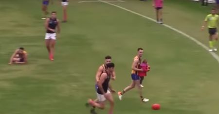 2-latka wbiegła na boisko. Futbolista rzucił się na ratunek