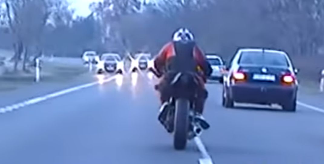 Wideo z kujawsko-pomorskiego. Motocyklista kontra policyjne BMW. Skończył na drzwiach garażu