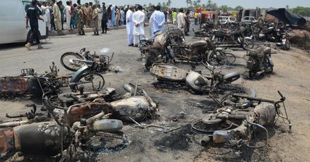 W wybuchu cysterny w Pakistanie zginęło 148 osób. Do tragedii mogli przyczynić się Pakistańczycy palący papierosy