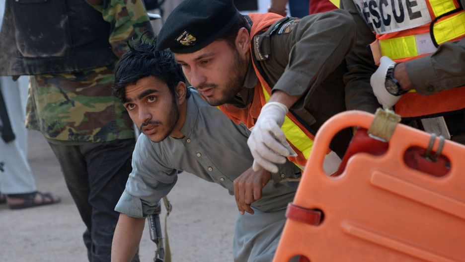 Funkcjonariusz służb bezpieczeństwa pomaga w ucieczce studentowi z zaatakowanego akademika