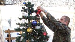 Żołnierz ubiera choinkę