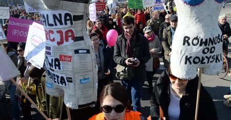 "Dzień Bezpiecznej Aborcji". Feministki idą na Warszawę, miasto nic nie może, liderka ruchu pro-life protestuje