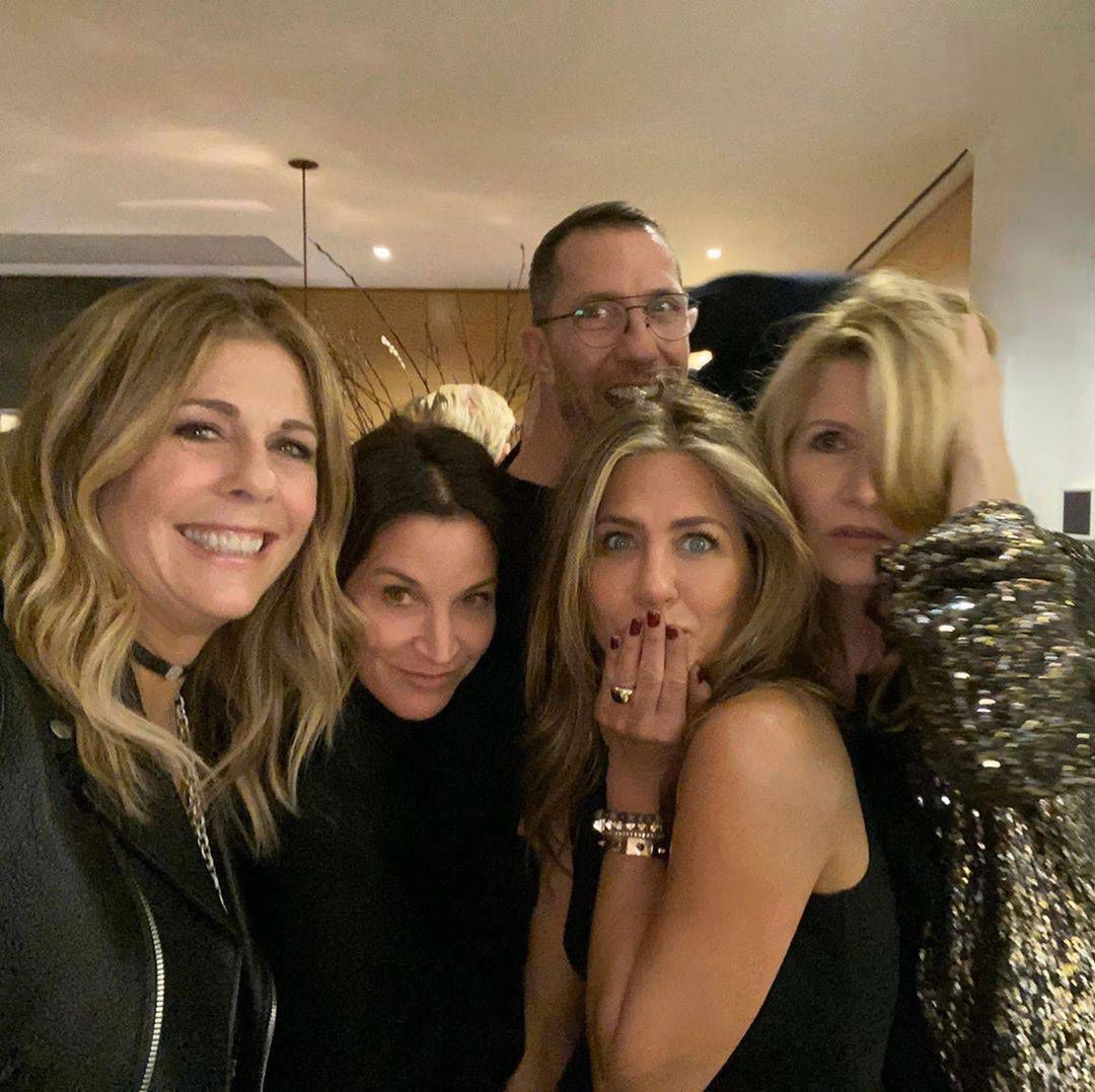 Jennifer Aniston z przyjaciółmi podczas imprezy świątecznej