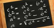 Tablica ze wzorami matematycznymi.
