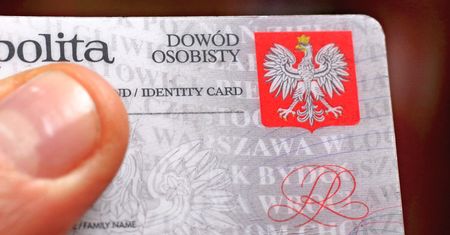 Zdjęcia dowodów, paszportów, a nawet mandatów. Sprawdziliśmy, co Polacy wrzucają do sieci