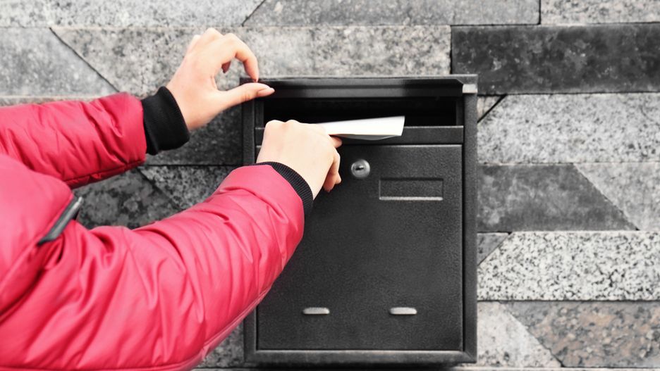 Dobra skrzynka na listy powinna skutecznie chronić papierową korespondencję przed wilgocią