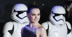Daisy Ridley w "kosmicznej" sukni na premierze "Gwiezdnych wojen"