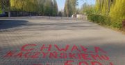 Sosnowiec. Napisy "Chwała Kaczyńskiemu za 500 plus” w miejskim parku