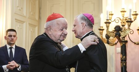 Stanisław Dziwisz broni Marka Jędraszewskiego. "Przewodzi nam w walce o wartości moralne"
