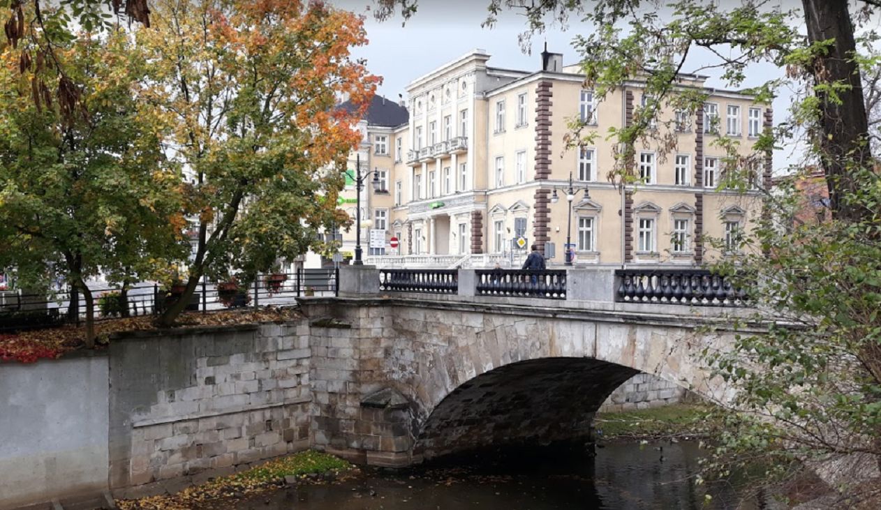 Kalisz. Próbował zrobić selfie na moście. Spadł do wyschniętej rzeki