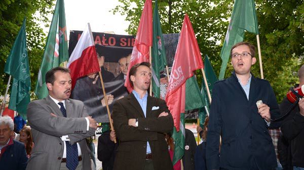 Artur Zawisza, Krzysztof Bosak i Robert Winnicki (P) podczas antyrządowej manifestacji zorganizowanej przez Ruch Narodowy