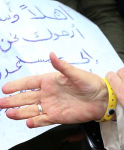 Papież Franciszek założył identyfikator uchodźcy. Powiedział, żeby się ich nie bać, tylko pomagać