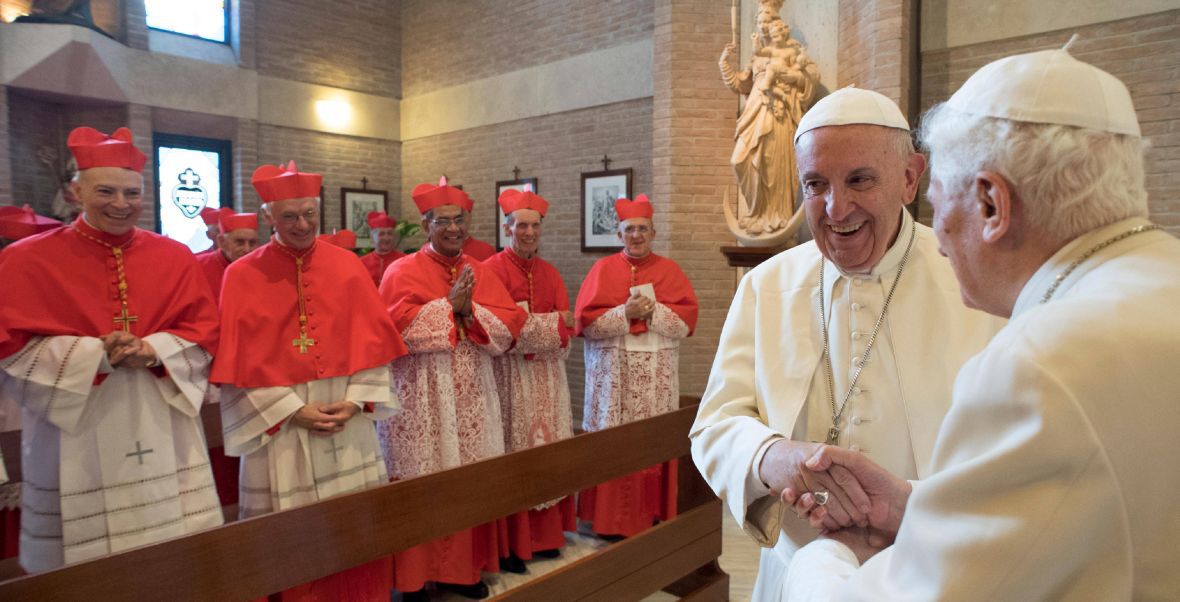 Papież Franciszek i grupa kardynałów spotykają się z papieżem emerytem Benedyktem XVI w kaplicy w Watykanie. 19 listopada 2016 roku 