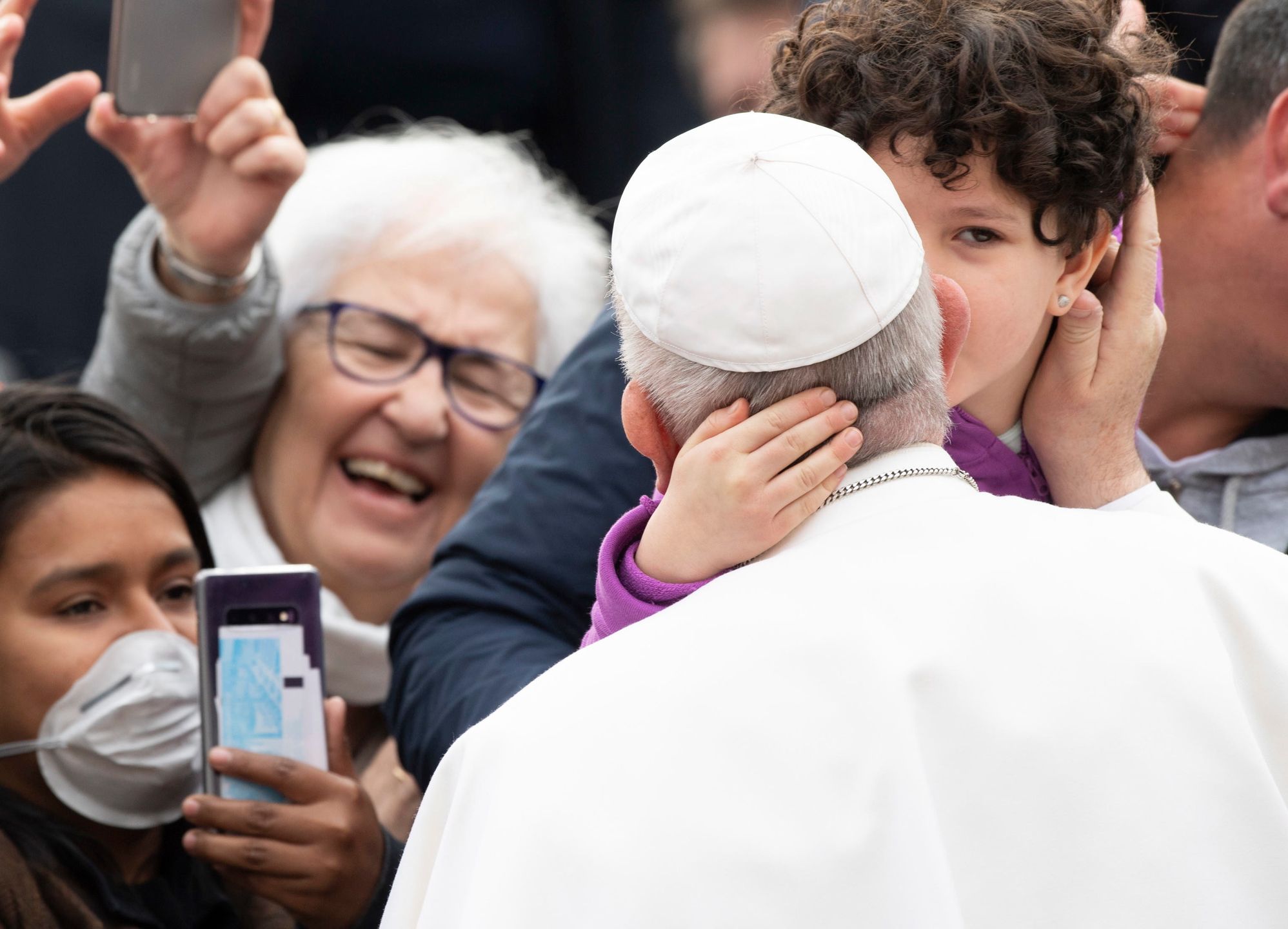 Papież Franciszek nie izoluje się w obawie o zarażenie koronawirusem. 