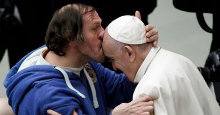 Papież Franciszek wycałowany podczas audiencji. Wierni zaskoczeni