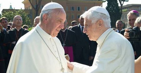 Niemieckie media: Benedykt XVI wbił Franciszkowi nóż w plecy