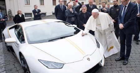 Papież Franciszek dostał Lamborghini za 185 tys. euro. Nie odstawi Papamobile