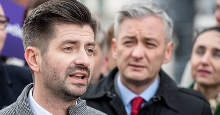 Sprawa Roberta Biedronia. Krzysztof Śmiszek: trudno mi sobie wyobrazić, że podnosi rękę na matkę