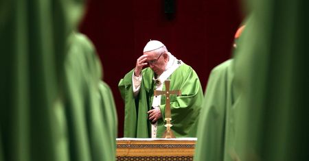 Watykan. Papież Franciszek ustanawia nowe normy dot. zgłaszania pedofilii