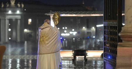 Koronawirus w Watykanie. Papież Franciszek modlił się w czasie deszczu