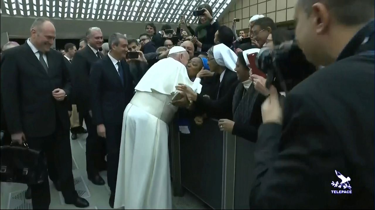 Watykan. Papież Franciszek całuje zakonnicę i żartuje. "Nie ugryź mnie"