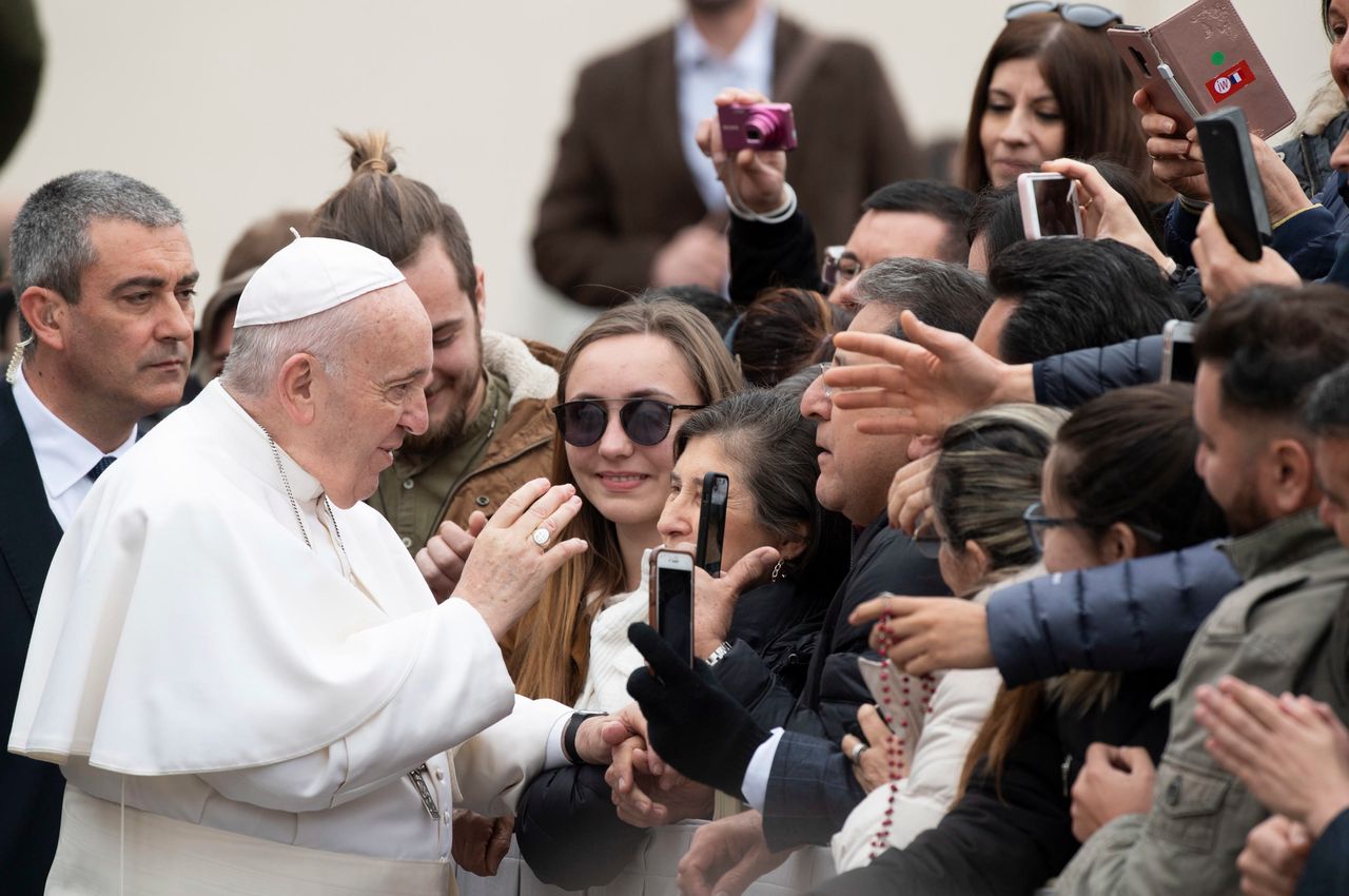 Papież Franciszek z "lekką niedyspozycją". W środę błogosławił wiernych na Placu Św. Piotra