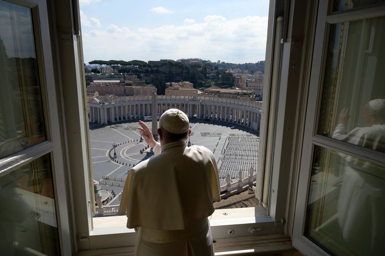 Koronawirus w Europie. Francuski biskup zarażony. Wcześniej widział się z papieżem Franciszkiem