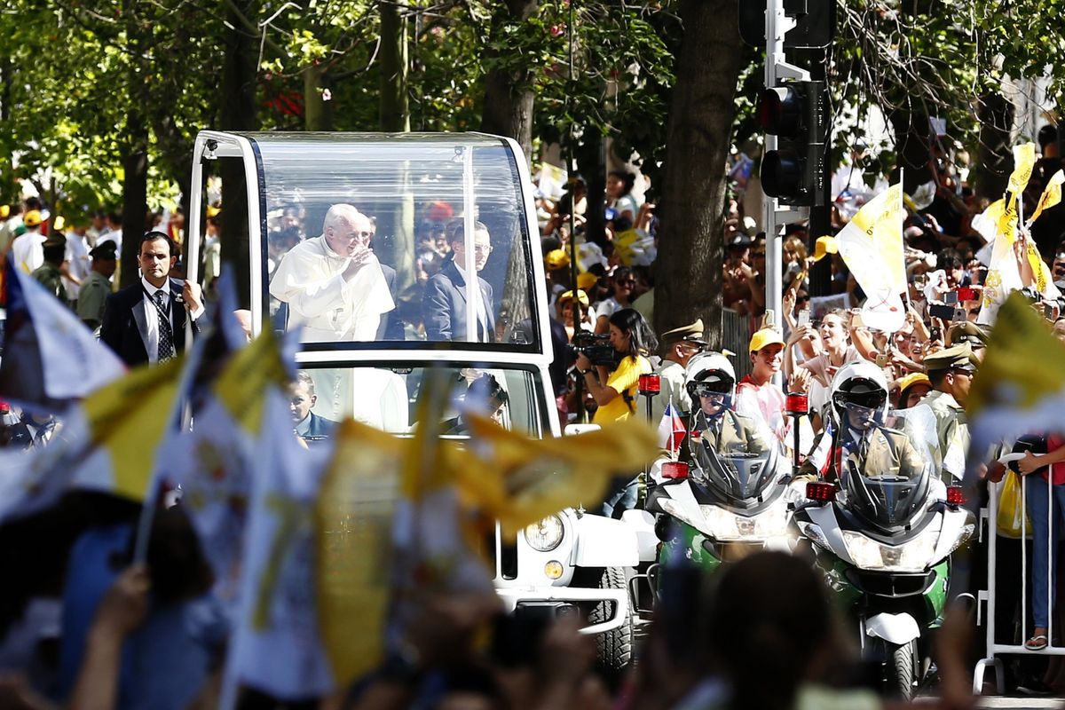 Papież Franciszek uderzony w twarz. Ochrona nawet nie drgnęła