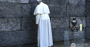 Poruszające zdjęcia papieża Franciszka w Auschwitz [GALERIA]