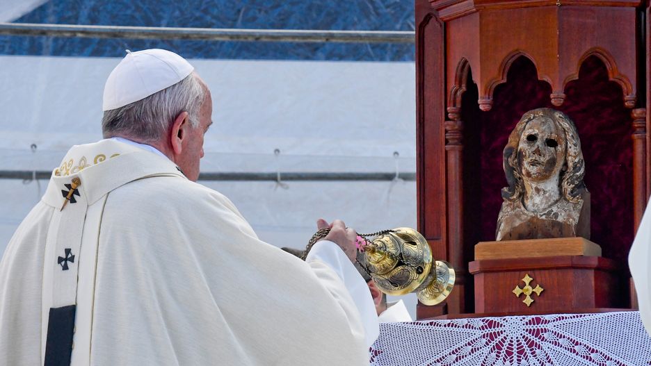 Papież przed drewnianą rzeźba Maryi pochodzącą ze zniszczonej przez wybuch bomby atomowej katedry w Nagasaki