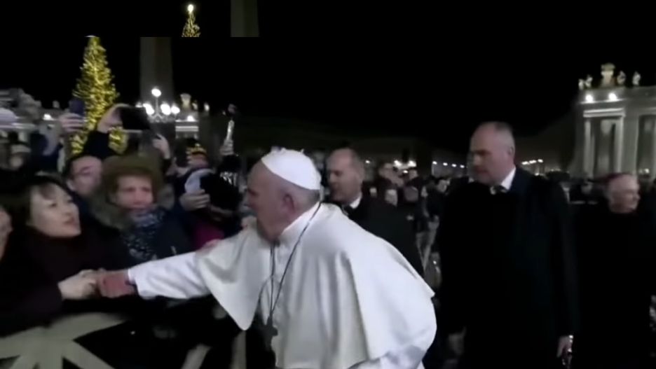 Papież Franciszek uderzył w rękę kobietę, która mocno pociągnęła go w swoją stronę
