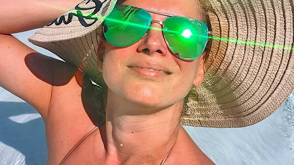 Joanna Liszowska spędza wakacje na luksusowym jachcie. Pozuje w bikini i bez makijażu: "Nie musisz być doskonała, by być szczęśliwą"