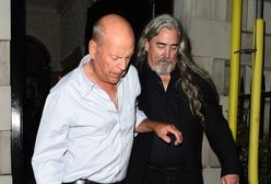 Totalnie pijany Bruce Willis usiłuje wejść do samochodu