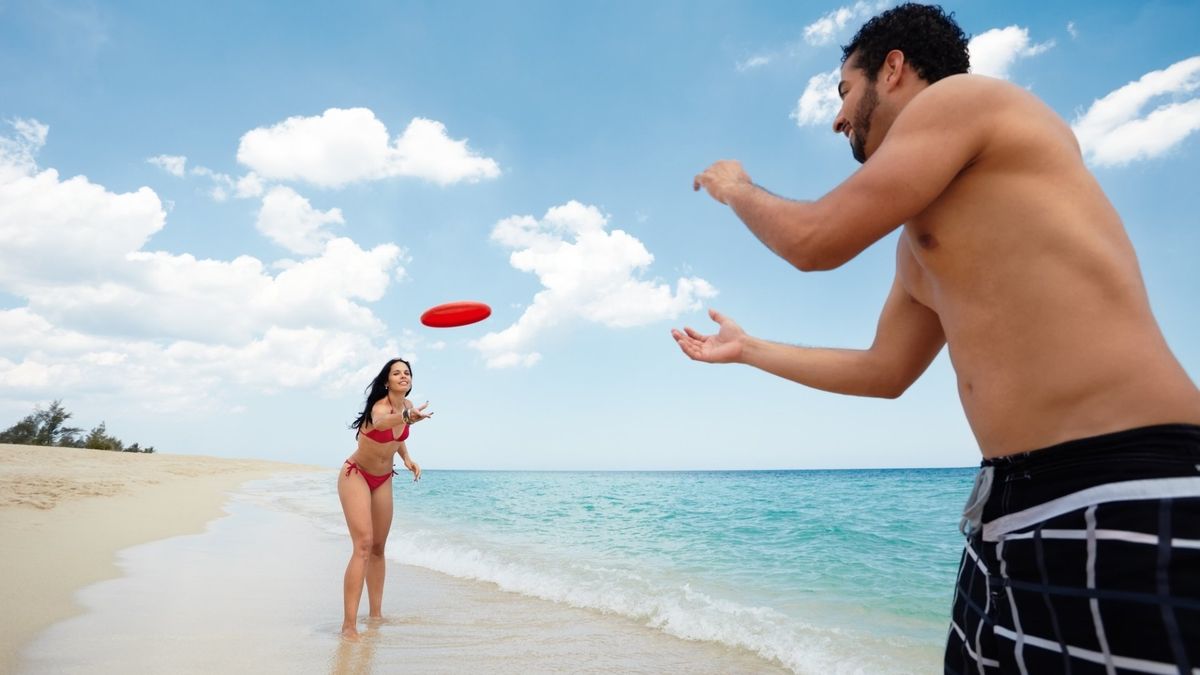 Frisbee to idealny pomysł na relaksującą rozrywkę na świeżym powietrzu.